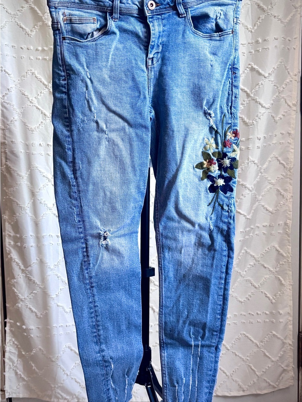 Zara Z1975 Embroidered Floral Distressed Skinny Jeans Size 6 Light Wash